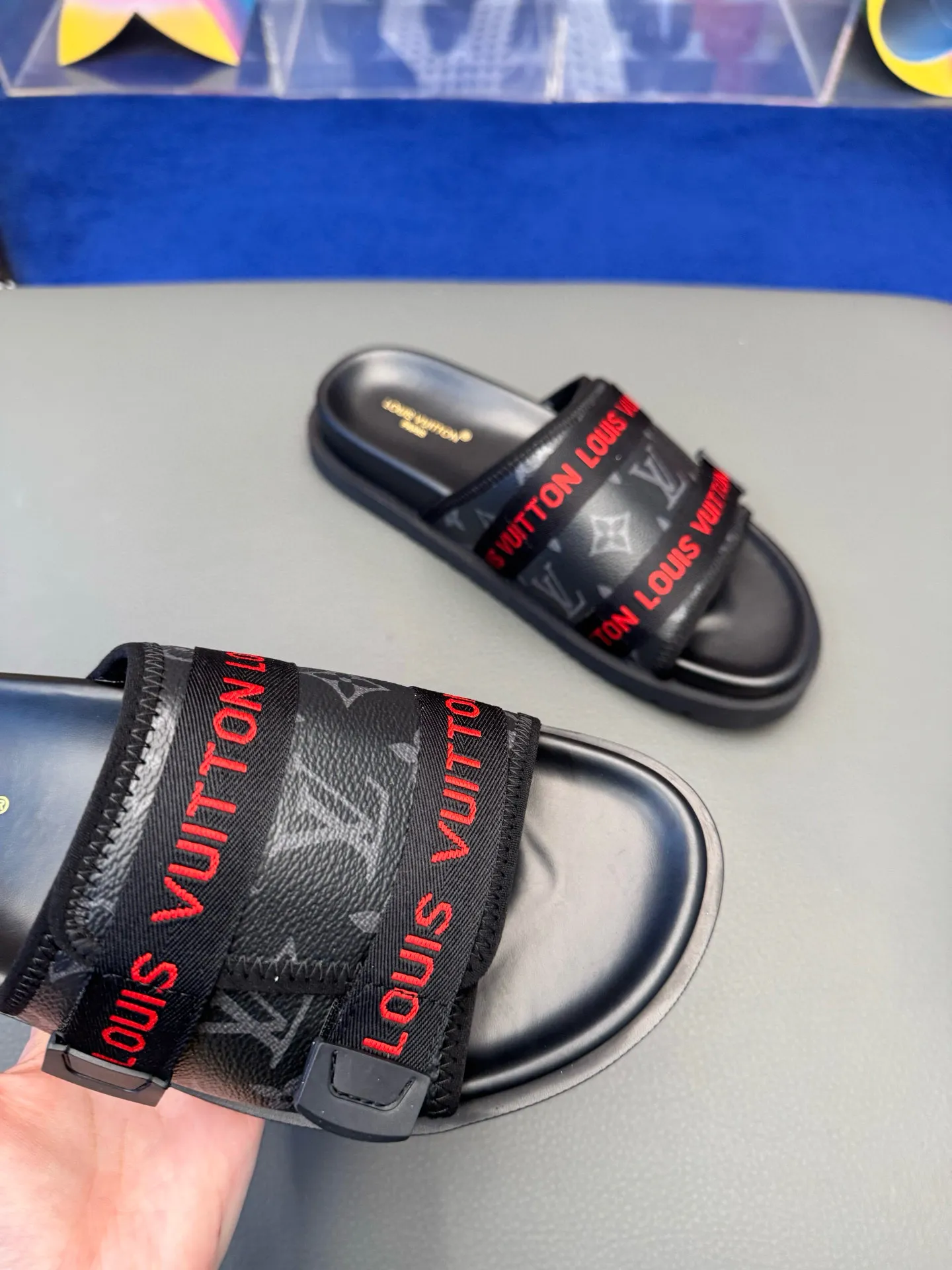 [L Home] P: 340💰Size: 38-45 Top purchasing lv men's summer slippers, classic presbyopia with soft real leather lining, unique color splicing effect, distinctive personality, fashionable and trendy essential style, light and comfortable. Lightweight and tough rubber insole, micro ridged foam outsole, super comfortable!